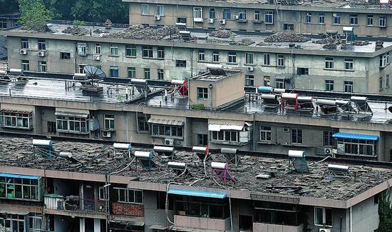 西安市一家老旧小区杂乱的楼顶。 本报记者 母家亮摄