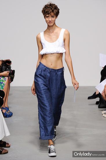 看大牌教你<em>怎么</em>让<em>胸衣</em>外穿 _张家口在线