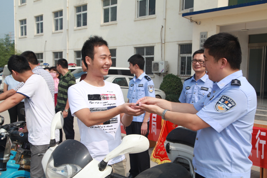 民警將追繳的電動車退還給失主