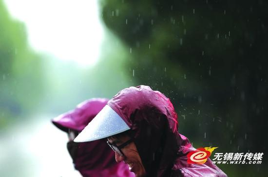 昨日,市民冒雨出行。 商报记者宦玮/摄