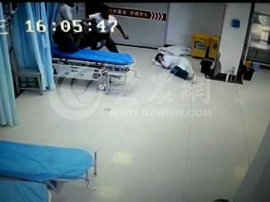 德州市人民医院伤人事件，一名男子正在伤害病人。（网友拍摄视频截图）