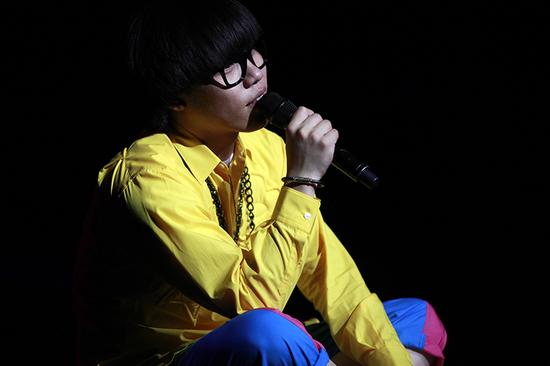 李琦巡演深圳站唱粤语歌 歌迷高价求合影|李琦