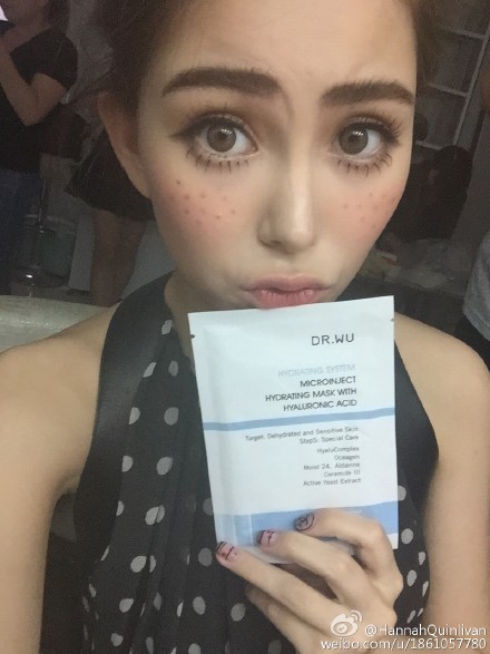 昆凌晒“雀斑妆”