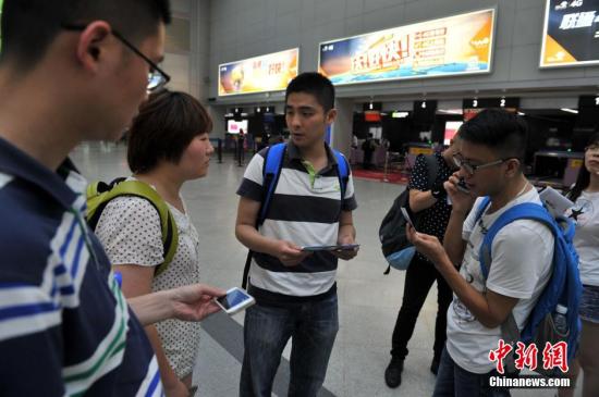 6月2日17时许，据福建省旅游局通报，接到“东方之星”轮船翻沉事件报告后，该局高度关切事件发展，及时启动应急预案，成立应急处置小组，并迅速组织家属赶赴现场。目前，家属正迅速赶赴现场，已有17名家属和1名旅行社工作人员一同搭乘当天18：50的航班(厦航MF8483)前往武汉，计划明天上午前往监利。吕明摄