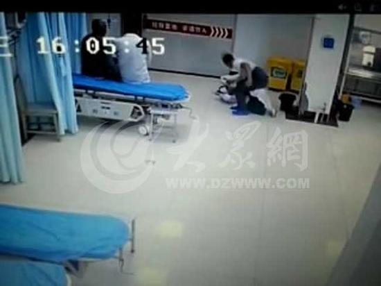 德州市人民醫院傷人事件，一名男子正在傷害倒地的醫生。（網友拍攝視頻截圖）