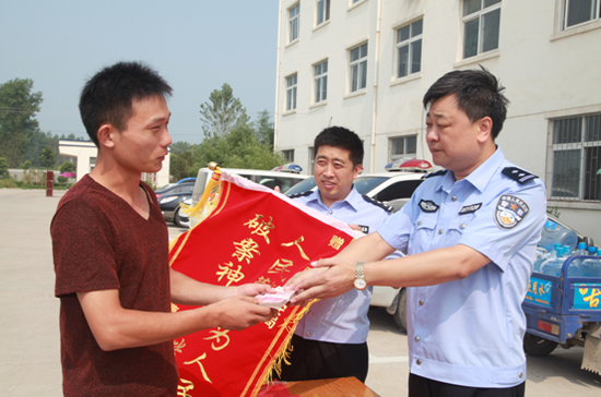 民警將追繳的電動車退還給失主