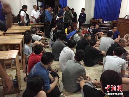 6月2日，广东警方通报，广东警方日前组织深圳、珠海两地警方协同印尼警方对一设在印度尼西亚巴厘岛的跨境电信诈骗团伙窝点采取抓捕行动，现场抓获39名犯罪嫌疑人，其中34名台湾籍嫌疑人，5名中国大陆籍嫌疑人，另缴获通信工具一批，涉案金额4000余万元人民币。 中新社发 钟欣 摄