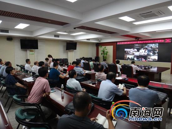 王路副省长一行到海南省考试局国家考试省级指挥中心,通过视频监控系统召开了全省高考、会考考试安全工作视频会。(海南省考试局供图)