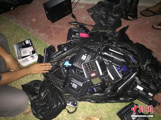 6月2日，广东警方通报，广东警方日前组织深圳、珠海两地警方协同印尼警方对一设在印度尼西亚巴厘岛的跨境电信诈骗团伙窝点采取抓捕行动，现场抓获39名犯罪嫌疑人，其中34名台湾籍嫌疑人，5名中国大陆籍嫌疑人，另缴获通信工具一批，涉案金额4000余万元人民币。 中新社发 钟欣 摄