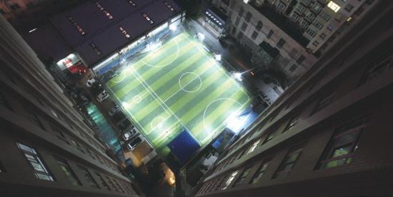 樓頂球場早早亮起了燈，等待踢球人的到來