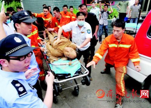 2日13时7分,最后一名被困工人被救出来,已经失去了意识。本报记者 左庆摄