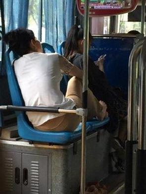 女乘客公交上脱鞋跷脚看电视