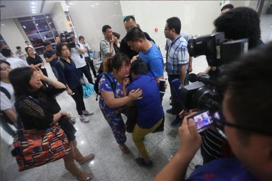 刚才，有12个家庭的家属从江苏乘坐高铁抵达荆州后，在当地包车抵达监利县人民医院，想了解是否有救援新进展