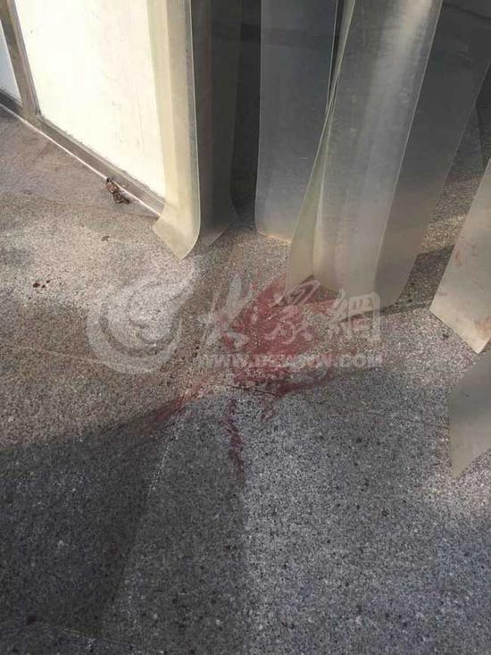 傷人事件發生后，地面留下的血跡。