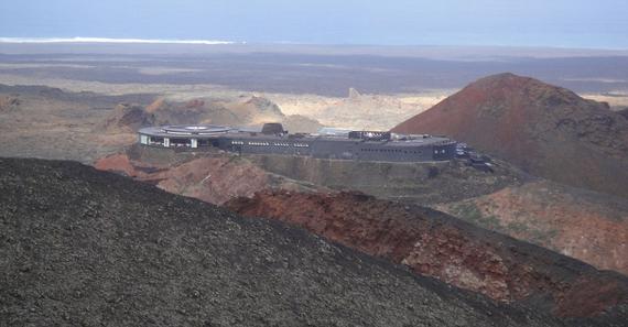 ，西班牙兰萨罗特岛的一家餐厅利用一座休眠火山来烤肉，烹饪温度高达450℃，可谓是世界上最“危险”的烧烤餐厅。