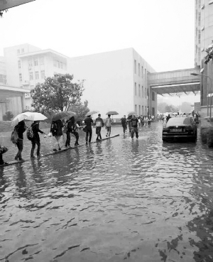 南通昨日暴雨黄色预警 一高校学生过独木桥去