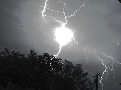 不明飞行物闯白塔寺触发警报 发光体神似UFO