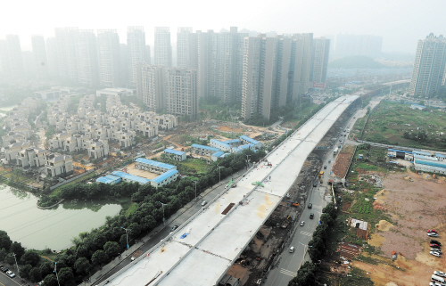 万家丽路快速化改造工程开工建设以来备受各方关注,成为品质长沙建设的重要标志之一。图为月湖段高架路建设现场。 长沙晚报记者 余志雄 摄