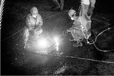 6月3日，救援人员对客船“东方之星”轮的底部进行切割作业以便救援。 新华社记者 肖艺九 摄