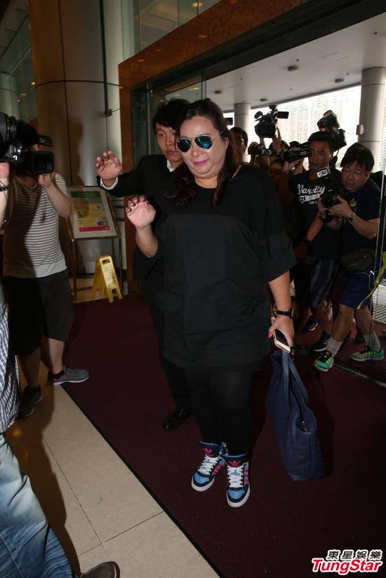 周焯华姐姐到医院探视