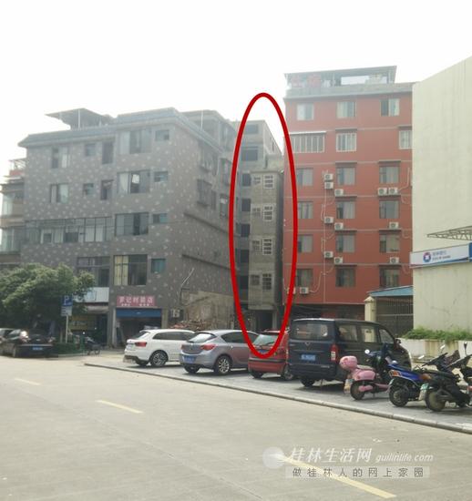 图中标红的就是“烟盒楼”。它被夹在一栋栋新起的大楼中间,其前面的一栋老房子也已被推倒,准备重建。