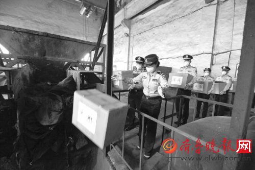 3日，青島警方銷毀查獲的海洛因、冰毒等。