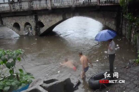(安排好救援方案后，中方县花桥镇镇长米俊跳入水里朝男子游去。见镇长跳水救人，一名男子也紧跟着跳入水中救人。)