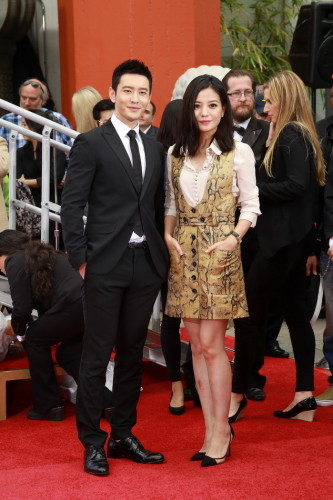 新浪娱乐讯 黄晓明、赵薇在好莱坞中国剧院门前走红毯,并在这里举行了按手模仪式。 郑福德/摄影