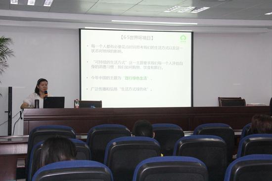 郑州环境维护协会的杨老师为小区居民讲解环保知识