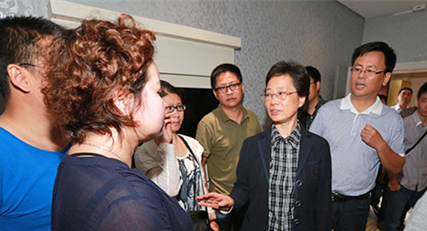 副省长梁黎明在监利看望东方之星宁波乘客家属