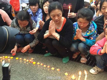 群众自发为“东方之星”乘客祈福