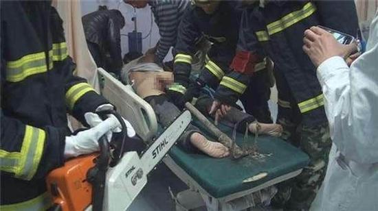 汝南醉酒男翻墙回家 铁耙木把柄插入肛门28公