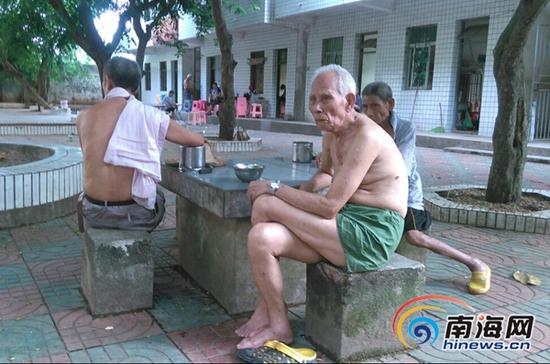长流敬老院,老人在树底下乘凉。记者徐善应摄