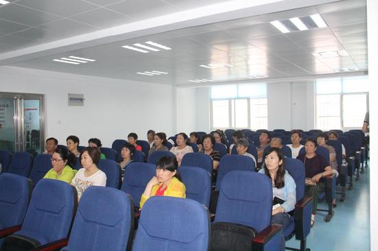 小區居民認真聽講