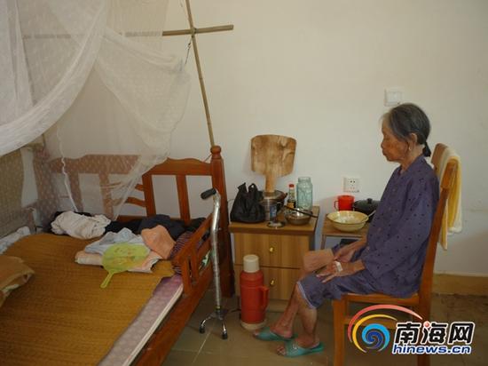 屯郊敬老院,老人房间没风扇。记者吴岳文摄