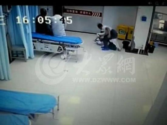 德州市人民医院伤人事件，一名男子正在伤害倒地的医生。（网友拍摄视频截图）