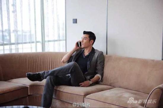 胡兵手拿电话望向窗外