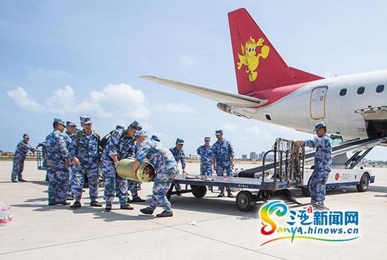 6月2日,海军官兵在三亚凤凰国际机场将救援装备运上专机。(通讯员 陈启宇 摄)