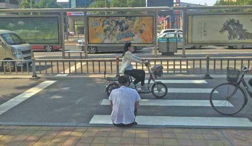 通过这条斑马线到公交站牌，必须得“跨栏”。本报记者张子森摄