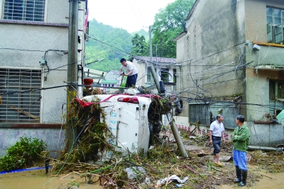 6月2日,临湘市羊楼司镇龙源村一中巴车被突如其来的山洪冲翻。 通讯员 汤四维 摄