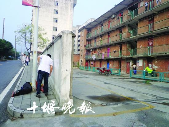 陳?；璧乖诘?，急救人員趕到現(xiàn)場(chǎng)