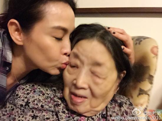 刘若英看望奶奶深情献吻