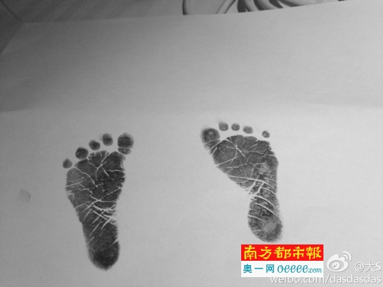 这是大S去年4月生下小宝宝时贴出的脚印。