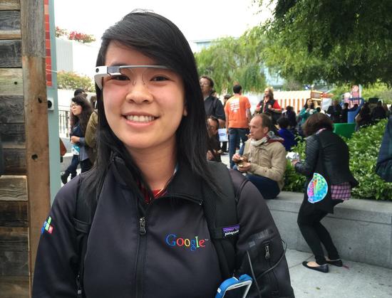 这个来自美国德州的妹子依然每天戴着谷歌眼镜