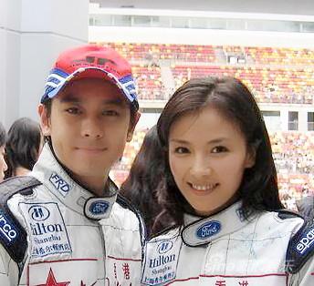 刘涛林志颖十年前赛车冠军合照