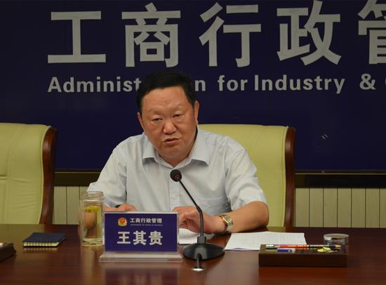 广西工商局整治广告,约谈媒体严把广告关。图为自治区工商局王其贵副局长发表讲话