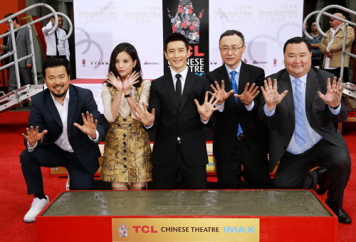 新浪娱乐讯 黄晓明、赵薇在好莱坞中国剧院门前走红毯,并在这里举行了按手模仪式。 郑福德/摄影