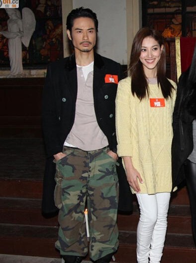 郑嘉颖与小女友约会 女方见镜头紧张吞拳_娱乐