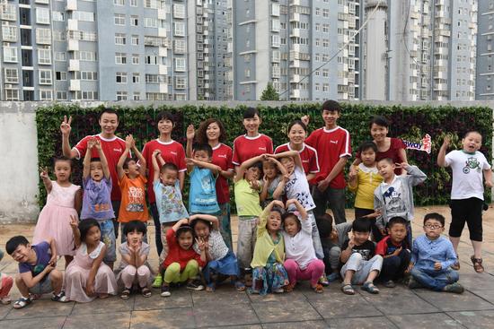 河南省奇色花福利幼兒園的小朋友和安利志愿者們一起進行了愛的綠植活動