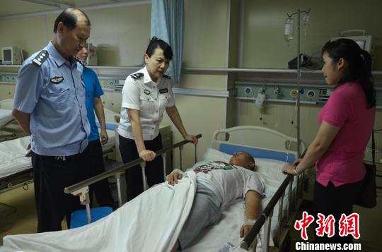图为伤势较重的民警罗福海在医院接受治疗。 陈剑男 摄